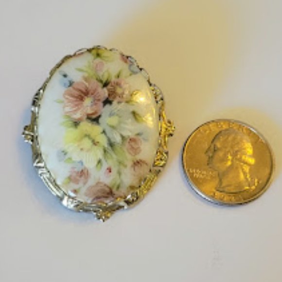Vintage Gold Tone Hand-Painted Floral Brooch 2" - Picture 2 of 4